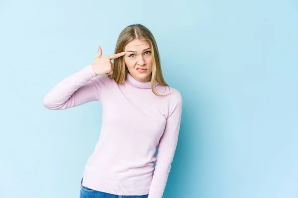 Junge Blonde Frau Isoliert Auf Blauem Hintergrund Zeigt Eine Enttäuschende — Stockfoto