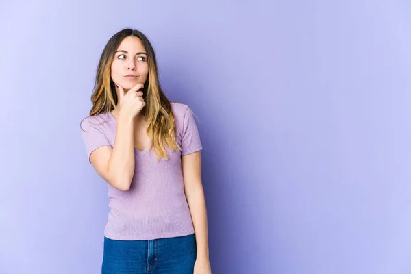 Wanita Muda Kaukasia Terisolasi Latar Belakang Ungu Melihat Samping Dengan — Stok Foto