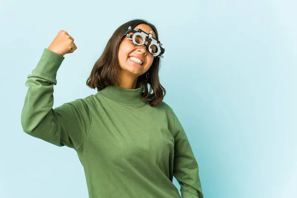 Giovane Donna Latina Oculista Sfondo Isolato Tifo Spensierato Eccitato Concetto — Foto Stock