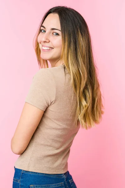 Joven Hermosa Mujer Aislada Sobre Fondo Rosa —  Fotos de Stock