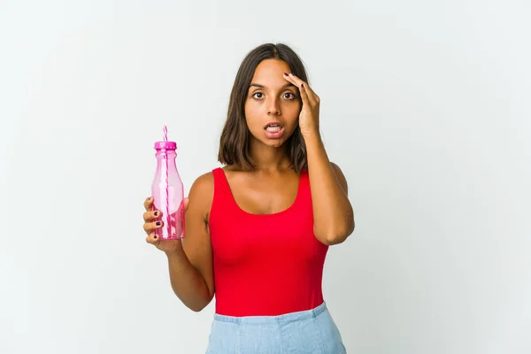 Ung Latinamerikansk Kvinna Håller Milkshake Isolerad Vit Bakgrund Skriker Högt — Stockfoto