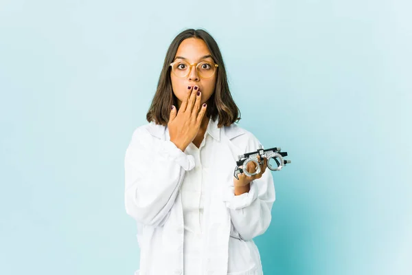 Jonge Oculist Latijn Vrouw Geïsoleerde Achtergrond Geschokt Bedekken Mond Met — Stockfoto