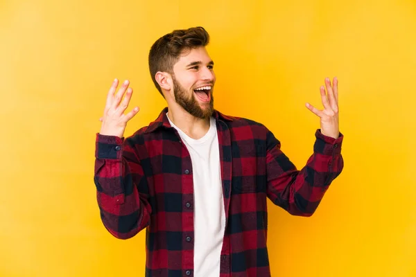 Joven Hombre Caucásico Aislado Sobre Fondo Amarillo Alegre Riendo Mucho —  Fotos de Stock