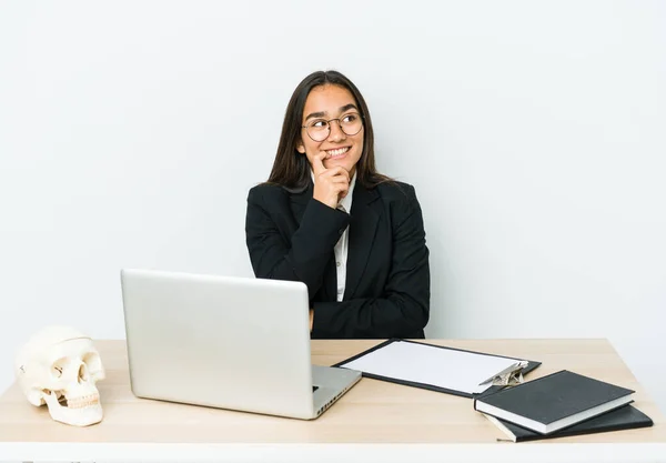 Jovem Traumatologista Mulher Asiática Isolado Fundo Branco Relaxado Pensando Algo — Fotografia de Stock