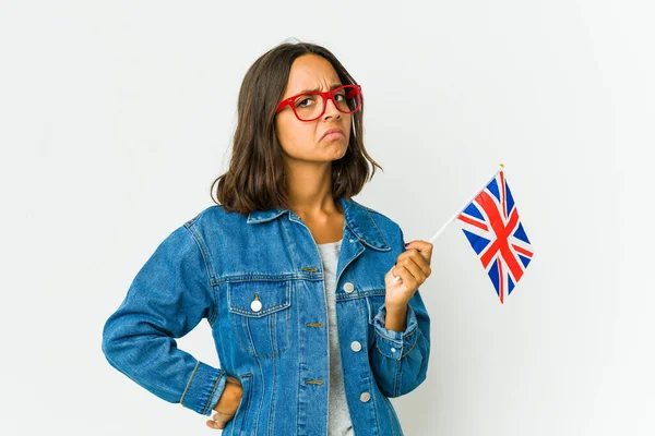 Mladá Latinská Žena Drží Anglickou Vlajku Izolovanou Bílém Pozadí Zamračený — Stock fotografie