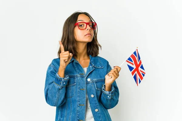 Mladá Latinská Žena Drží Anglickou Vlajku Izolované Bílém Pozadí Ukazující — Stock fotografie