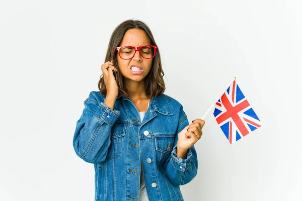 Młoda Latynoska Kobieta Trzymająca Angielską Flagę Białym Tle Przykrywającą Uszy — Zdjęcie stockowe