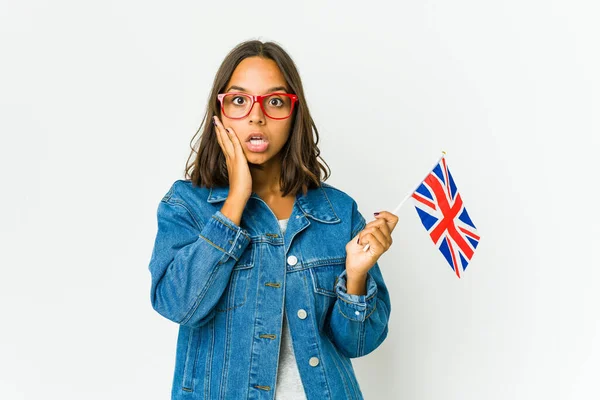 Young Latin Woman Holding English Flag Isolated White Background Impressed — Stock Photo, Image