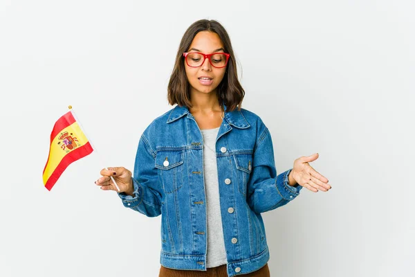Ung Spansk Kvinna Som Håller Flagga Isolerad Vit Bakgrund Håller — Stockfoto