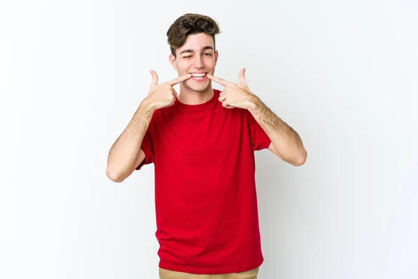 Joven Hombre Caucásico Aislado Sobre Fondo Blanco Sonríe Señalando Con — Foto de Stock