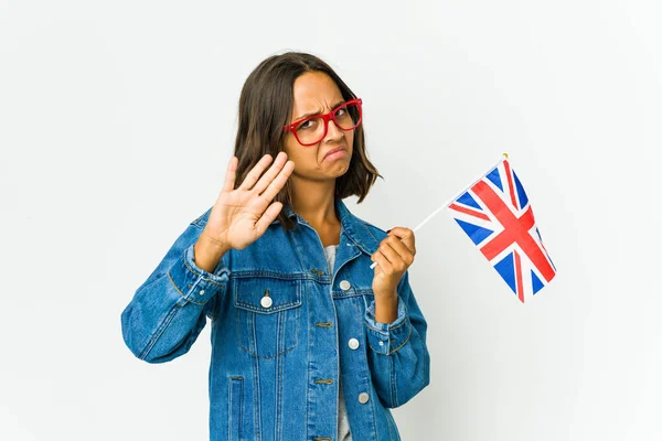Mladá Latinská Žena Drží Anglickou Vlajku Izolovanou Bílém Pozadí Stojí — Stock fotografie