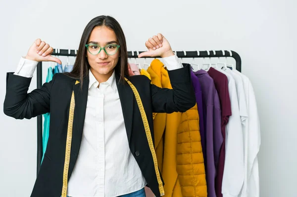 Joven Asiático Diseñador Mujer Aislado Blanco Fondo Siente Orgulloso Seguro —  Fotos de Stock