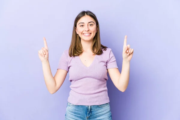 Jeune Femme Caucasienne Indique Avec Les Deux Doigts Avant Montrant — Photo