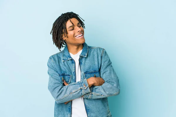 Junger Schwarzer Mann Jeansjacke Lächelt Selbstbewusst Mit Verschränkten Armen — Stockfoto
