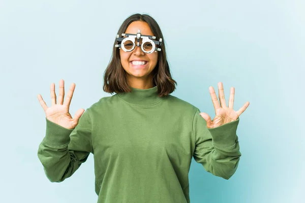 Jonge Oculist Latijn Vrouw Geïsoleerde Achtergrond Tonen Nummer Tien Met — Stockfoto