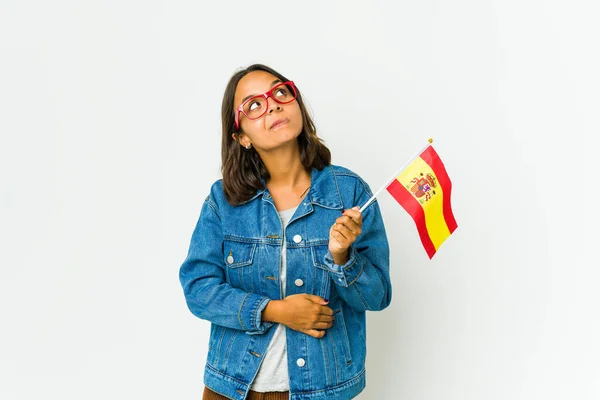 Mladá Španělka Drží Vlajku Izolované Bílém Pozadí Snění Dosažení Cílů — Stock fotografie