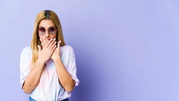 Ung Blond Kaukasisk Kvinna Chockad Täcker Munnen Med Händerna — Stockfoto