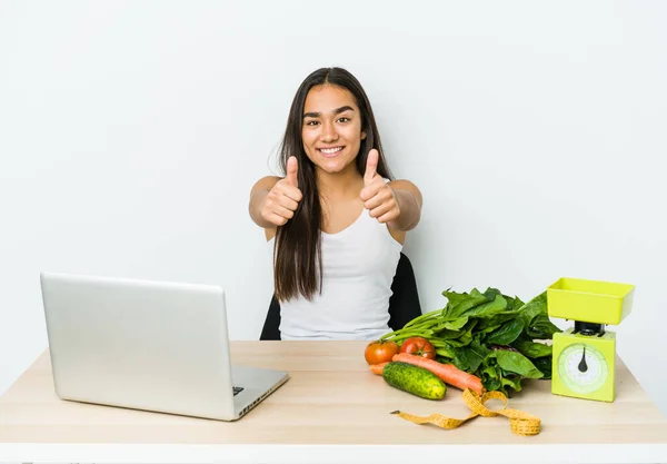 Jovem Nutricionista Mulher Asiática Isolado Fundo Branco Com Polegares Ups — Fotografia de Stock