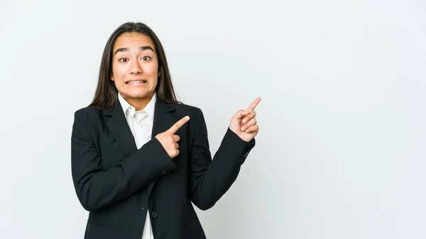 Joven Asiático Bussines Mujer Aislado Blanco Fondo Shocked Señalando Con —  Fotos de Stock