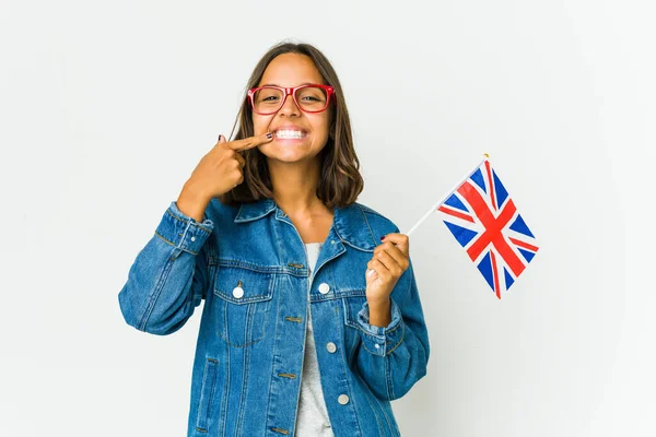 Jovem Latina Segurando Uma Bandeira Inglesa Isolada Fundo Branco Sorri — Fotografia de Stock