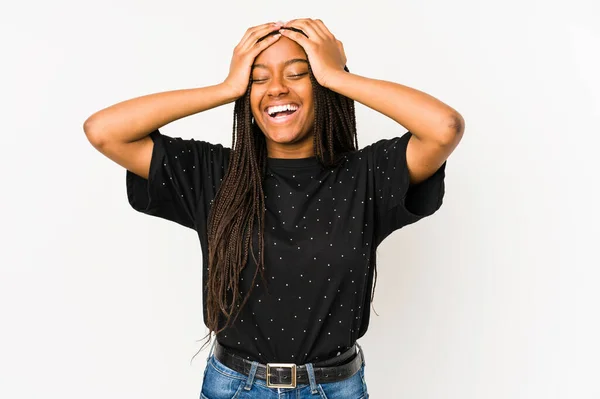 Beyaz Arka Planda Izole Edilmiş Genç Afro Amerikalı Kadın Mutlu — Stok fotoğraf