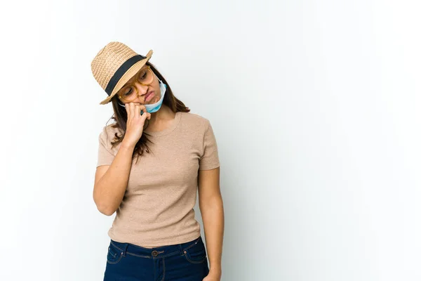 Mujer Latina Joven Usando Sombrero Máscara Para Protegerse Covid Aislado — Foto de Stock