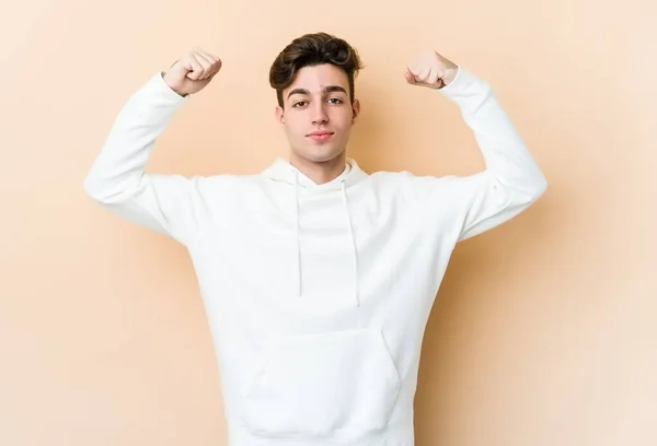 Jovem Caucasiano Isolado Fundo Bege Mostrando Gesto Força Com Braços — Fotografia de Stock