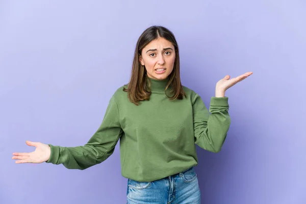 Jeune Femme Caucasienne Confus Douteux Haussant Les Épaules Pour Tenir — Photo