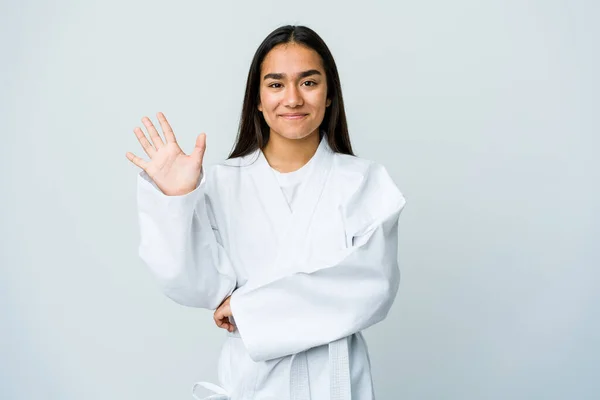 Fiatal Ázsiai Csinál Karate Elszigetelt Fehér Háttér Mosolygós Vidám Bemutató — Stock Fotó