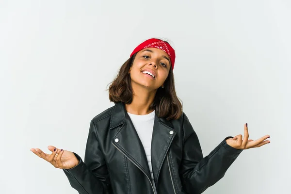 Jovem Latina Roqueiro Mulher Isolada Fundo Branco Fazendo Gesto Negação — Fotografia de Stock