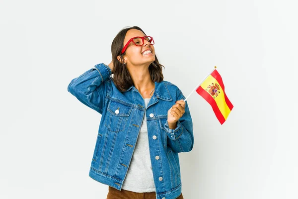 Νεαρή Ισπανίδα Που Κρατά Μια Σημαία Απομονωμένη Λευκό Φόντο Νιώθοντας — Φωτογραφία Αρχείου