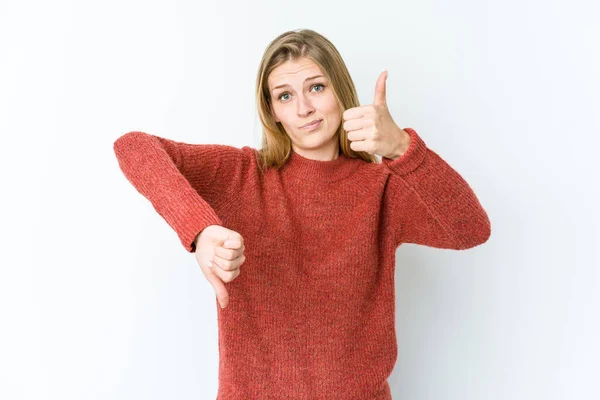 Mujer Rubia Joven Aislada Sobre Fondo Blanco Mostrando Pulgares Hacia — Foto de Stock