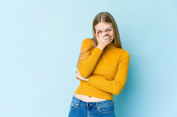 Jovem Loira Isolada Fundo Azul Rindo Feliz Despreocupada Emoção Natural — Fotografia de Stock