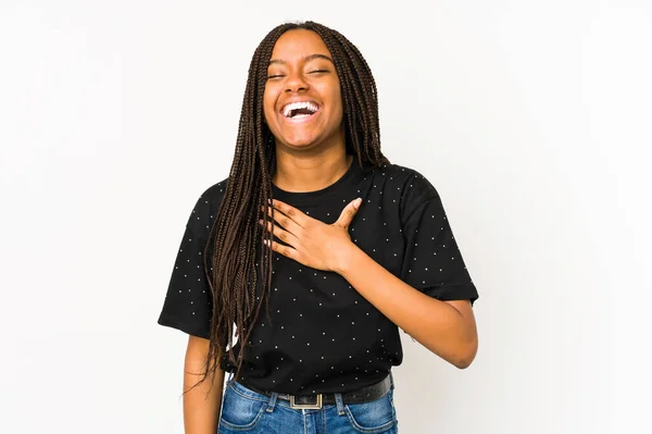 Joven Mujer Afroamericana Aislada Sobre Fondo Blanco Ríe Voz Alta — Foto de Stock