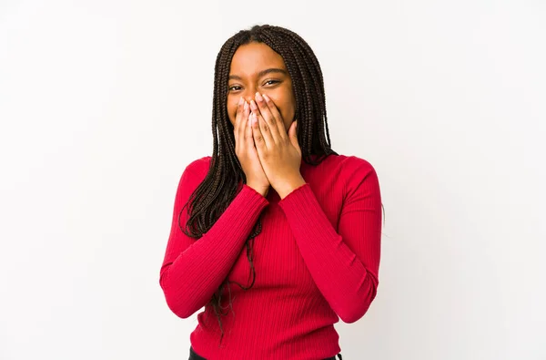 Νεαρή Αφροαμερικάνα Απομονωμένη Γελώντας Για Κάτι Καλύπτοντας Στόμα Χέρια — Φωτογραφία Αρχείου