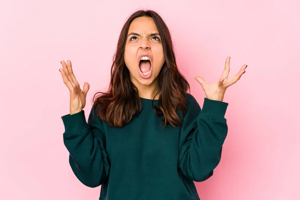 Mujer Hispana Joven Mestiza Aislada Gritando Cielo Mirando Hacia Arriba —  Fotos de Stock