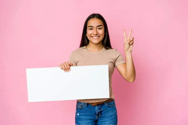 Jonge Aziatische Vrouw Houden Een Blanco Papier Voor Wit Iets — Stockfoto