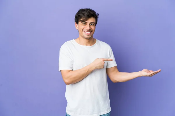 Joven Hombre Fresco Emocionado Sosteniendo Espacio Copia Palma — Foto de Stock