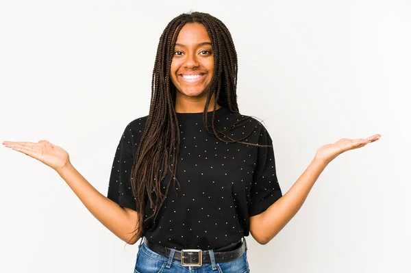 Jeune Femme Afro Américaine Isolée Sur Fond Blanc Fait Échelle — Photo