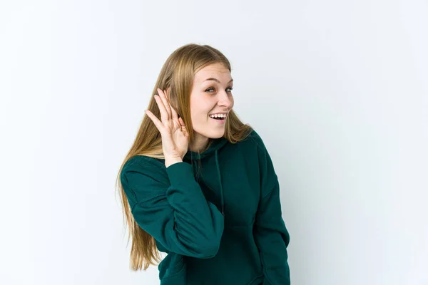 Mujer Rubia Joven Aislada Sobre Fondo Blanco Tratando Escuchar Chisme —  Fotos de Stock