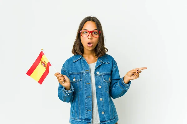 Молодая Испанка Держит Флаг Белом Фоне Указывая Сторону — стоковое фото