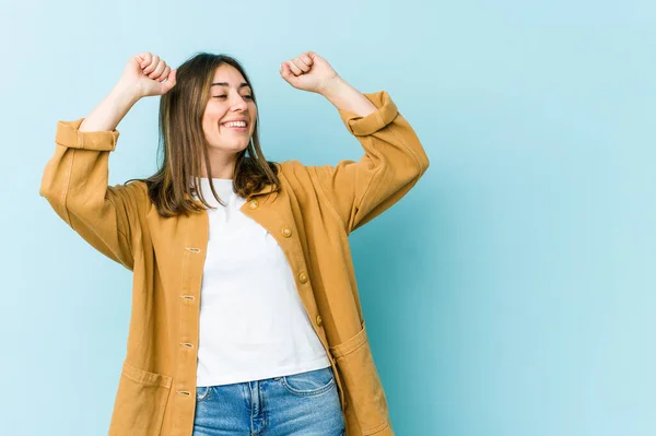 Joven Mujer Caucásica Celebrando Día Especial Salta Levanta Los Brazos — Foto de Stock