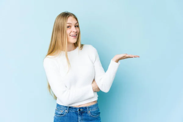 Mladá Blondýna Žena Izolované Modrém Pozadí Ukazující Kopírovací Prostor Dlani — Stock fotografie