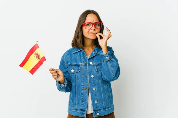 Молодая Испанка Флагом Белом Фоне Пальцами Губах Держащими Секрете — стоковое фото