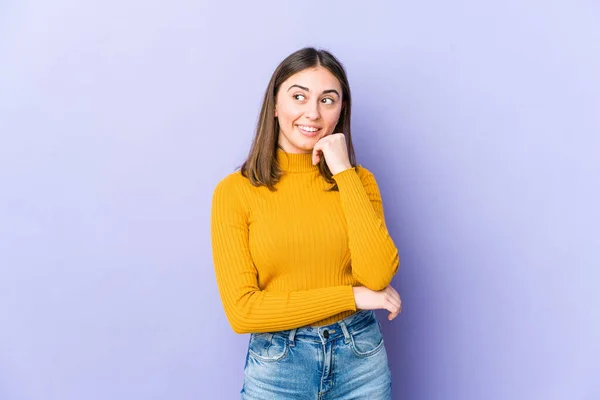 Giovane Donna Caucasica Rilassato Pensando Qualcosa Guardando Uno Spazio Copia — Foto Stock