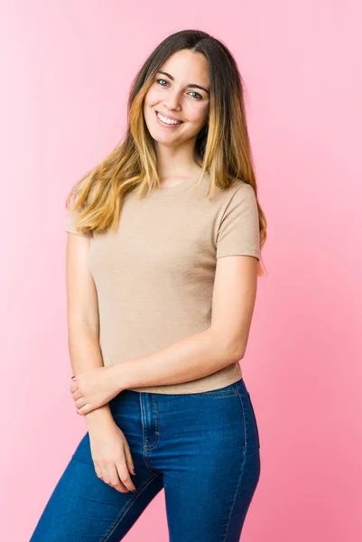 Jong Mooi Vrouw Geïsoleerd Roze Achtergrond — Stockfoto