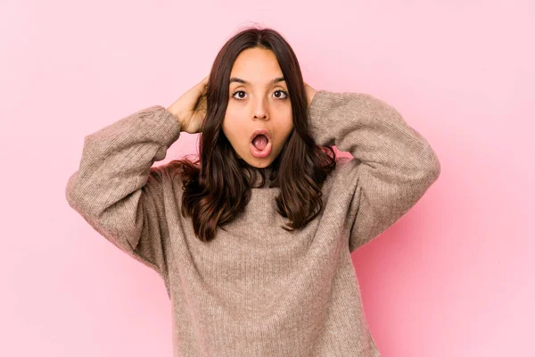 Jovem Mista Hispânica Mulher Isolada Gritando Muito Animado Apaixonado Satisfeito — Fotografia de Stock