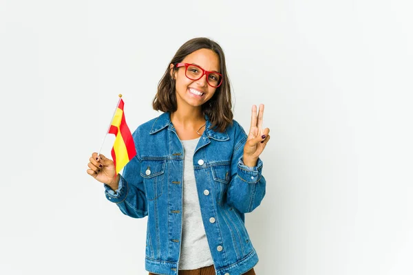 Молодая Испанка Держащая Флаг Белом Фоне Показывает Знак Победы Широко — стоковое фото