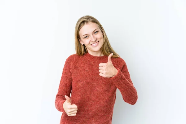 Mujer Rubia Joven Aislada Sobre Fondo Blanco Levantando Ambos Pulgares — Foto de Stock