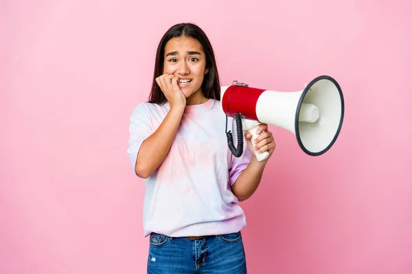 Jonge Aziatische Vrouw Met Een Megafoon Geïsoleerd Roze Achtergrond Bijten — Stockfoto